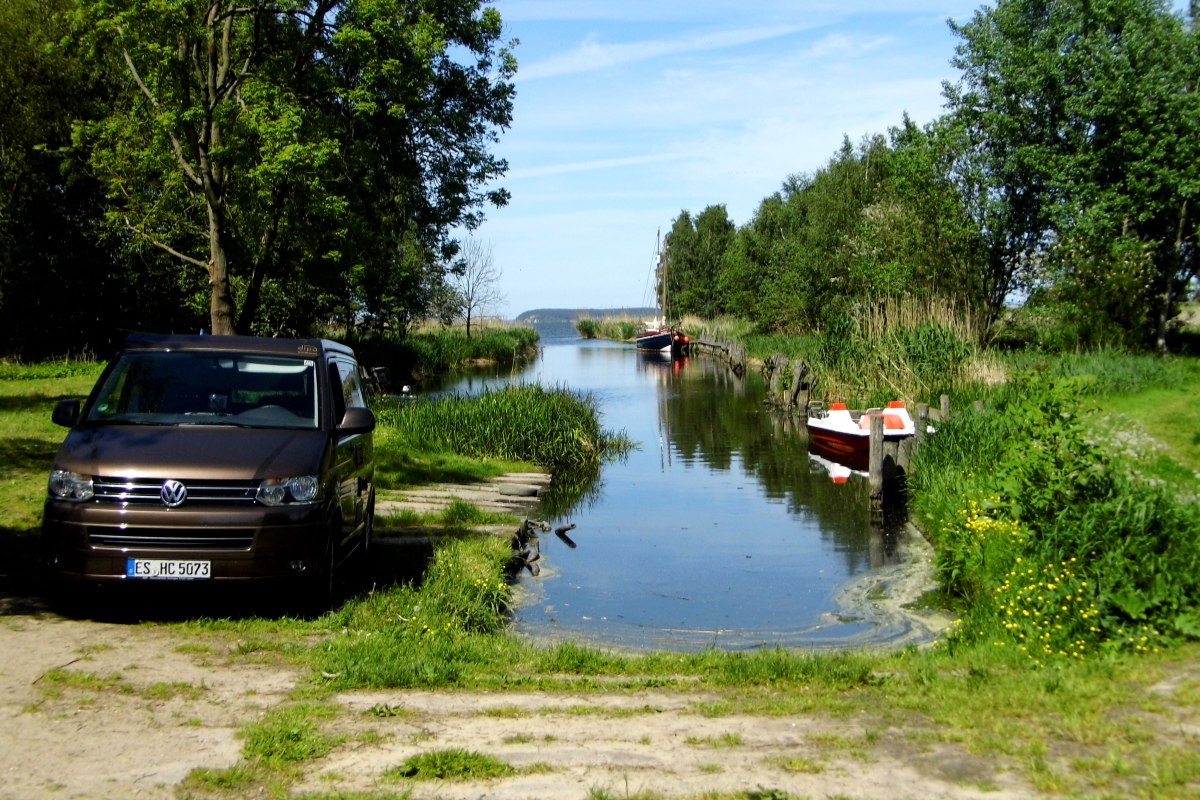 At our jetty in the Stichkanal we have space for boats with a draught of up to 70 cm // © Naturcampingplatz Lassan At our jetty in the Stichkanal we have space for boats with a draught of up to 70 cm // © Naturcampingplatz Lassan