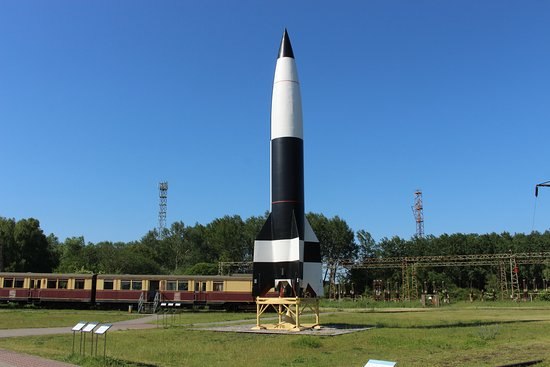 Wykład "Historia i technologia w Peenemünde - V1 i V2" z udziałem Svena Gremplera, © V1.jpg Wykład "Historia i technologia w Peenemünde - V1 i V2" z udziałem Svena Gremplera, © V1.jpg