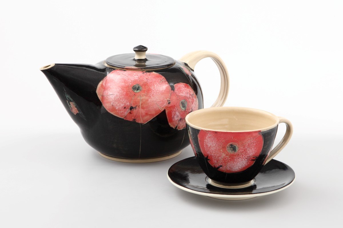 Kanne_Tasse_Schwarzer_Mohn_MeeresTon, © Meereston Kanne_Tasse_Schwarzer_Mohn_MeeresTon, © Meereston