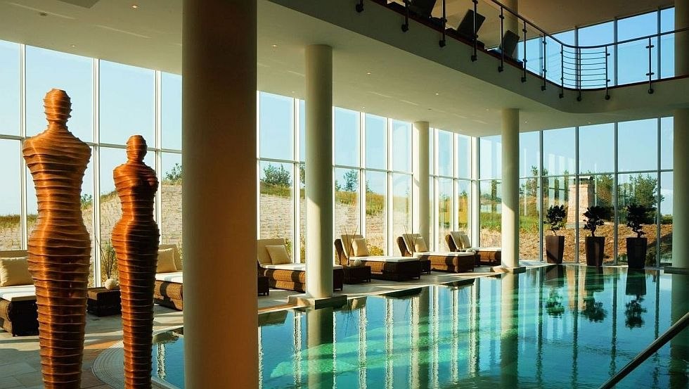 Een royaal uitzicht op het duinlandschap vanuit het zwembad van de Dünenmeer Spa // © Strandhotel Dünenmeer Een royaal uitzicht op het duinlandschap vanuit het zwembad van de Dünenmeer Spa // © Strandhotel Dünenmeer