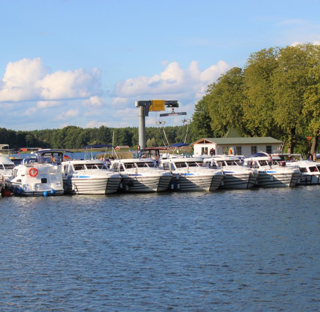Wynajem łodzi i czarter jachtów Halbeck w Rheinsberg, © Reederei Halbeck