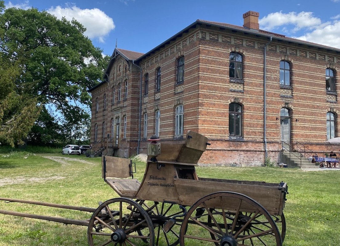 Historic carriage in front of the Niendorf manor house // © Gutshaus Niendorf Historic carriage in front of the Niendorf manor house // © Gutshaus Niendorf