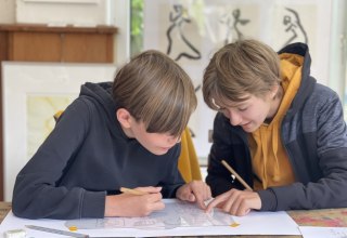 Zwei Kinder erarbeiten gemeinsam eine Kaltnadelradierung. // &copy; Ute Laux