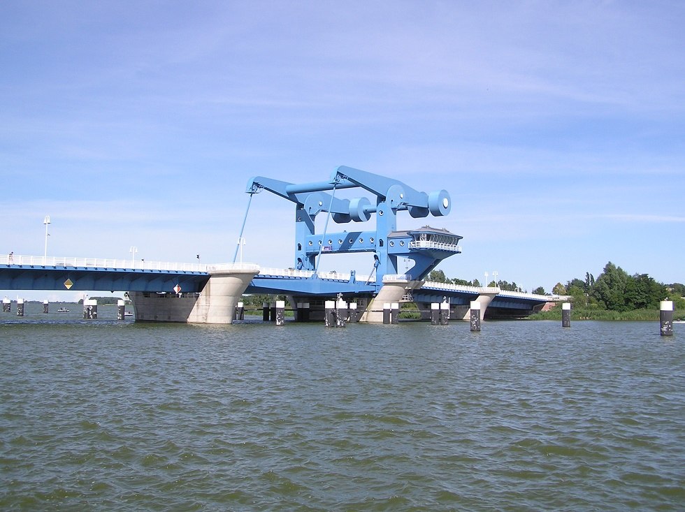 Peene bridge from a distance // &copy; Baltzer