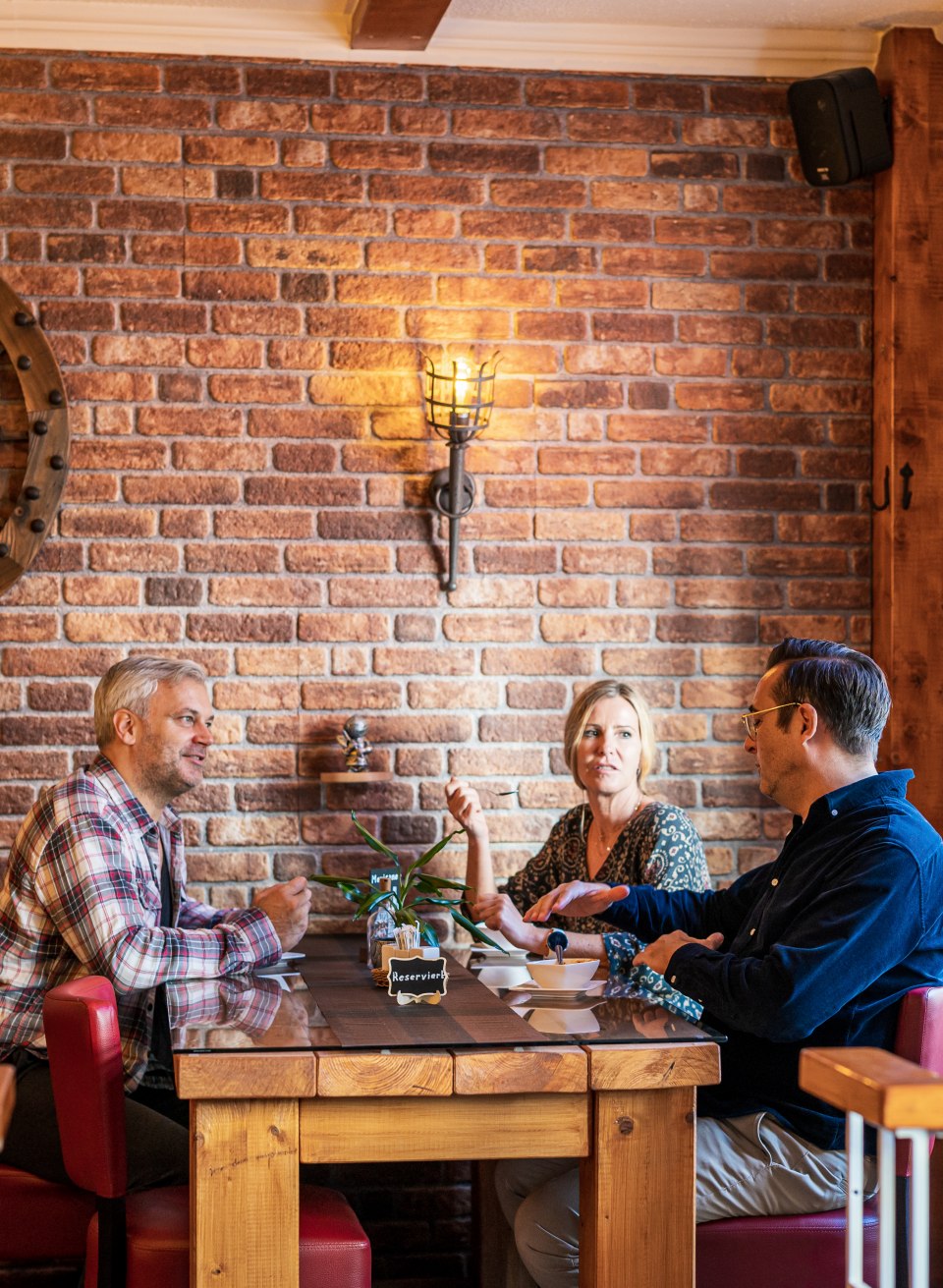 Goście siedzą w restauracji Ritter Runkel i jedzą przystawkę // Lokalizacje zmieniają się podczas wycieczek "Eat the World" - ale restauracja Ritter Runkel z regionalną kuchnią jest często uwzględniana // © MV-T/Tiemann Goście siedzą w restauracji Ritter Runkel i jedzą przystawkę
