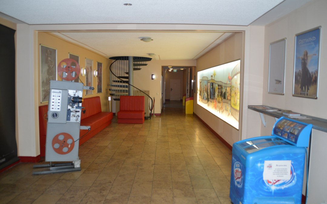 There is comfortable seating in the foyer of the cinema., © Wobau Demmin GmbH