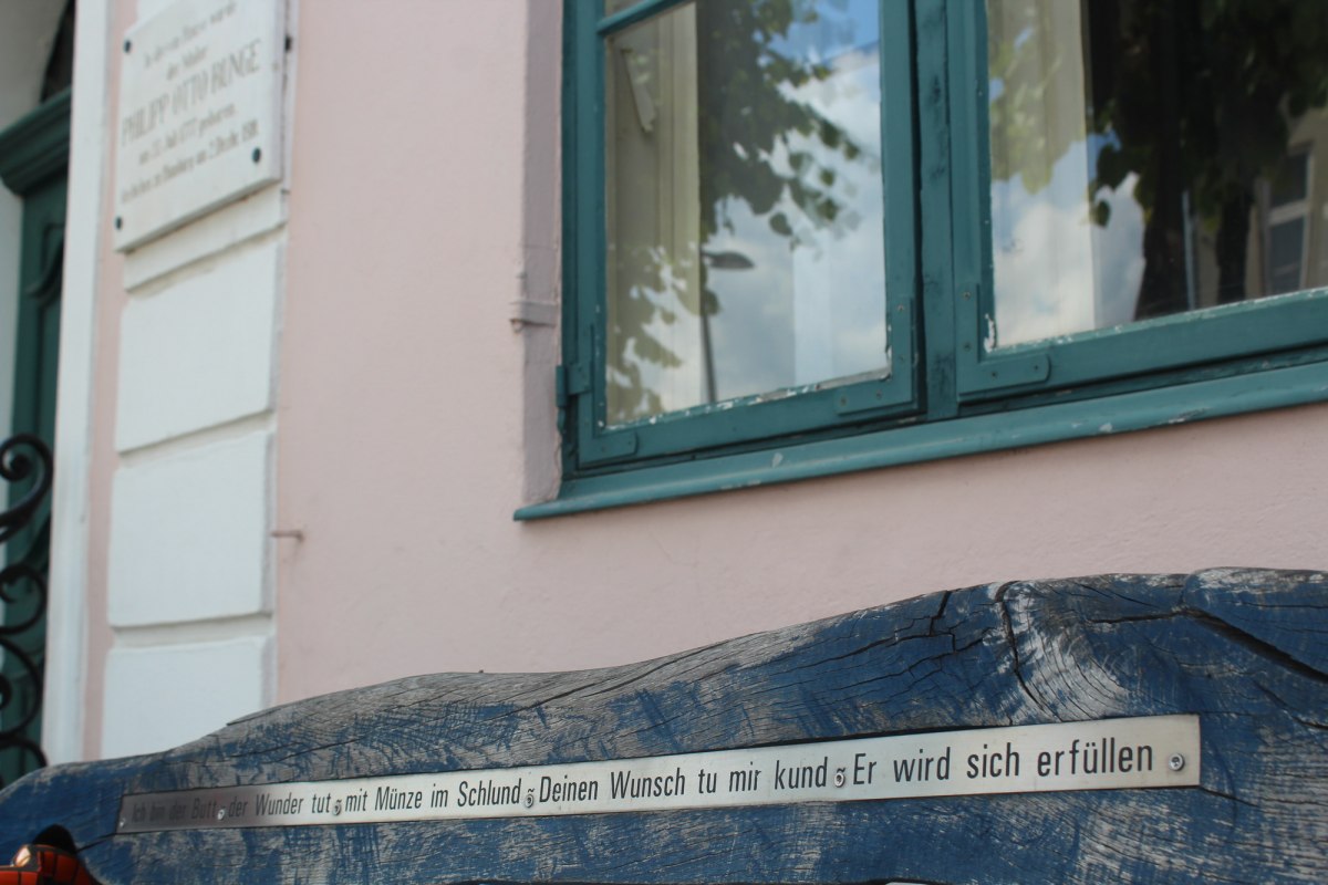 Het sprookjesbankje voor het Rungehuis. Runge was de eerste dichter die sprookjes in Vorpommern opschreef en ze beschikbaar stelde aan de gebroeders Grimm. // &copy; tvv-bock