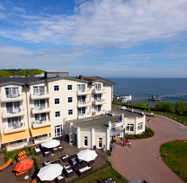 Hotelansicht mit Blick auf´s Meer // © Jochen Tack, Hotel Bernstein Hotelansicht mit Blick auf´s Meer // © Jochen Tack, Hotel Bernstein