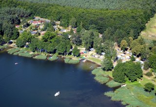 Der Platz liegt am Gro&szlig;en Labussee auf einer Lichtung. // &copy; Haveltourist