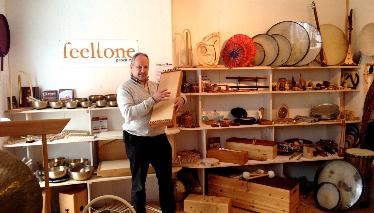 Ingo Böhme z feeltone z monochordem w salonie sprzedaży, © Martina Gläser-Böhme