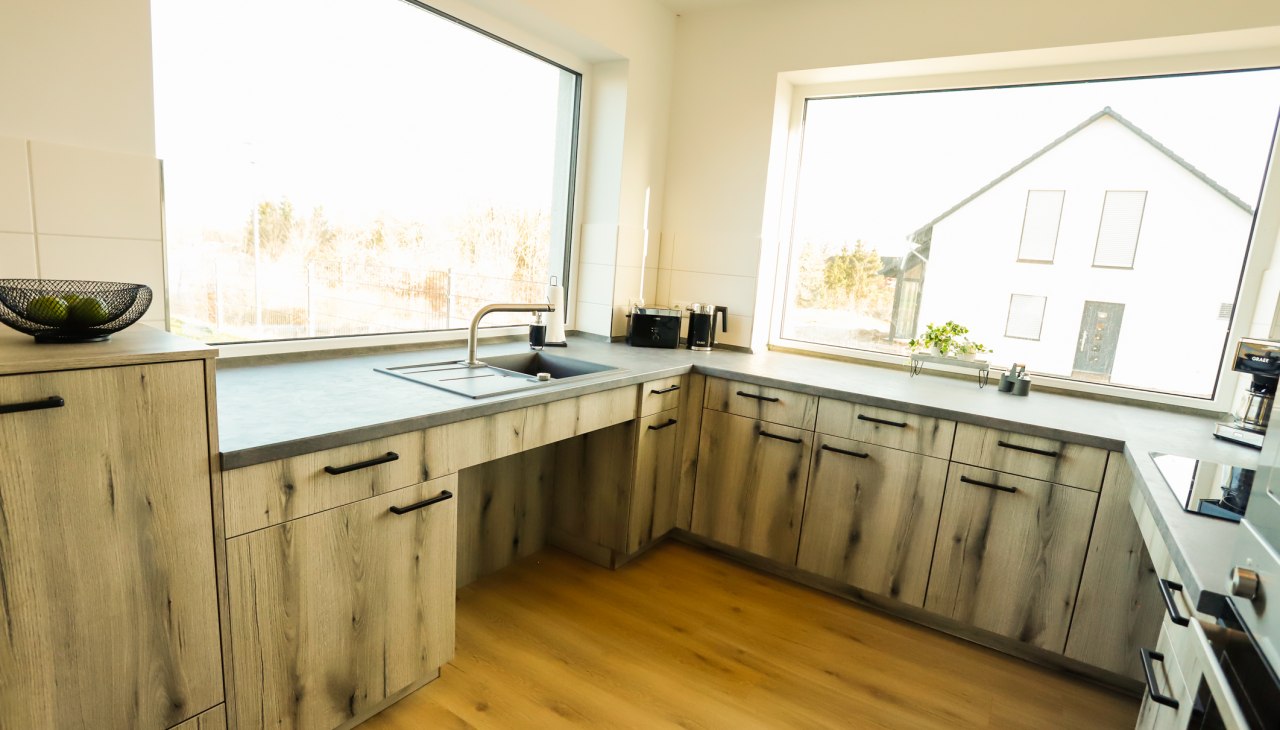 Zlewozmywak podtynkowy w kuchni, &copy; E. Gazioch