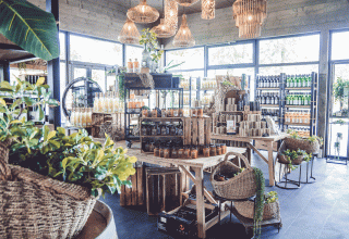 Nicht nur der attraktive Verkaufsraum, sondern auch das angrenzende Bistro & Caf&eacute; laden zum St&ouml;bern und Verweilen ein. // &copy; Inselm&uuml;hle Usedom GmbH