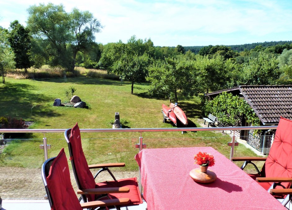 Uitzicht vanaf het balkon op de ligweide met kampvuurplaats, © Manfred Sohn