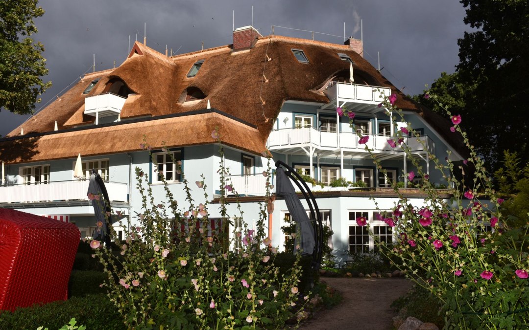 Romantik Hotel Fischerwiege met grote ontbijttuin aan de Boddenkant, © Hübner