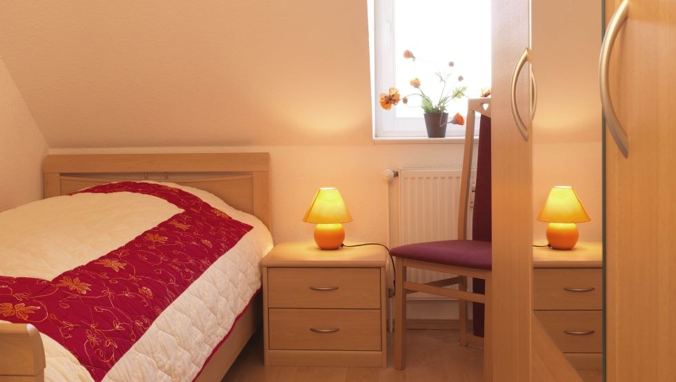 Slaapkamer in het vakantie appartement Meeresrauschen, &copy; Poeler Appartement Service GmbH