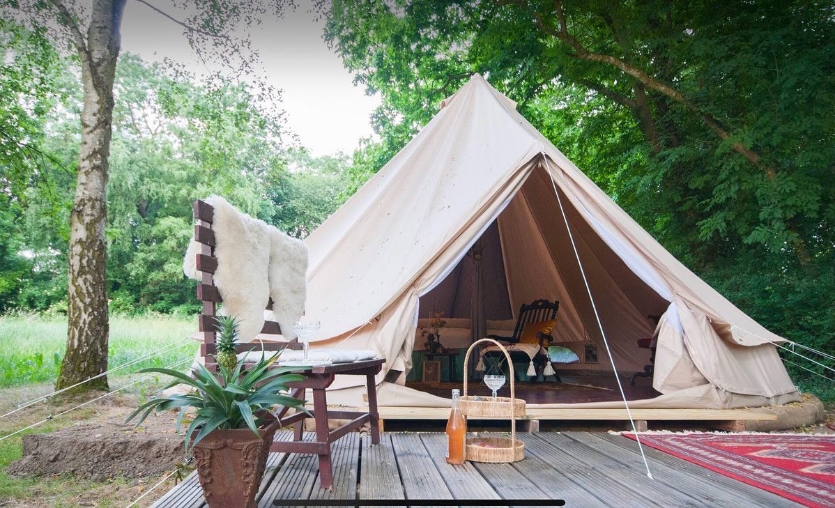 Glamping in het park van het landhuis Scharpzow // © Nina Hollensteiner Glamping in het park van het landhuis Scharpzow // © Nina Hollensteiner
