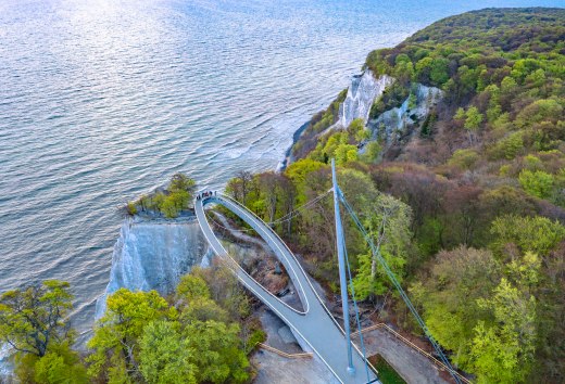 De Skywalk in het Nationaal Parkcentrum Königsstuhl met uitzicht over de krijtrotsen en de Oostzee op het eiland Rügen.