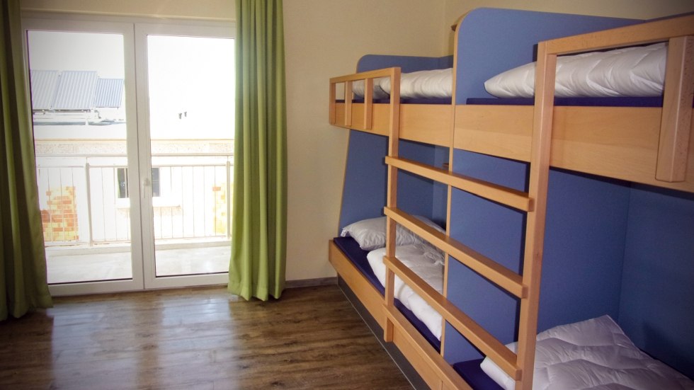 Large rooms and wheelchair-accessible beds - foldable at the top, © DJH MV Large rooms and wheelchair-accessible beds - foldable at the top, © DJH MV