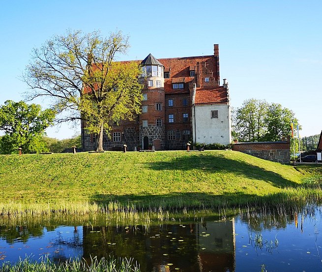 Buitenaanzicht van kasteel Ulrichshusen in de lente // © Kathleen Stutz Buitenaanzicht van kasteel Ulrichshusen in de lente // © Kathleen Stutz