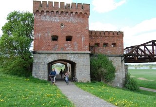 Heute f&uuml;hrt ein Rad- und Wanderweg direkt an der Br&uuml;cke vorbei. // &copy; Gabriele Skorupski