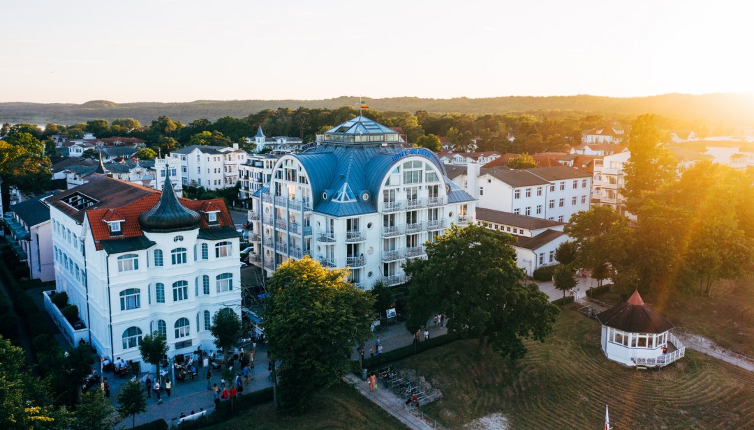 Het &quot;Hotel am Meer&quot; trekt gasten aan met de nabijheid van het strand van de Baltische Zee, de wellnessruimte en de Blue Moon Lounge met panoramisch uitzicht op het dak., © TMV/Friedrich