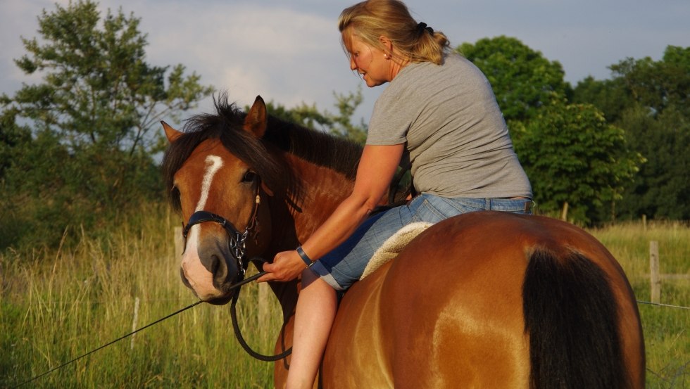 Mevrouw Abeln van Naturdorf Eickhof in het Natuurpark Sternberger merengebied verheugt zich op uw komst., © Naturdorf Eickhof/ Abeln