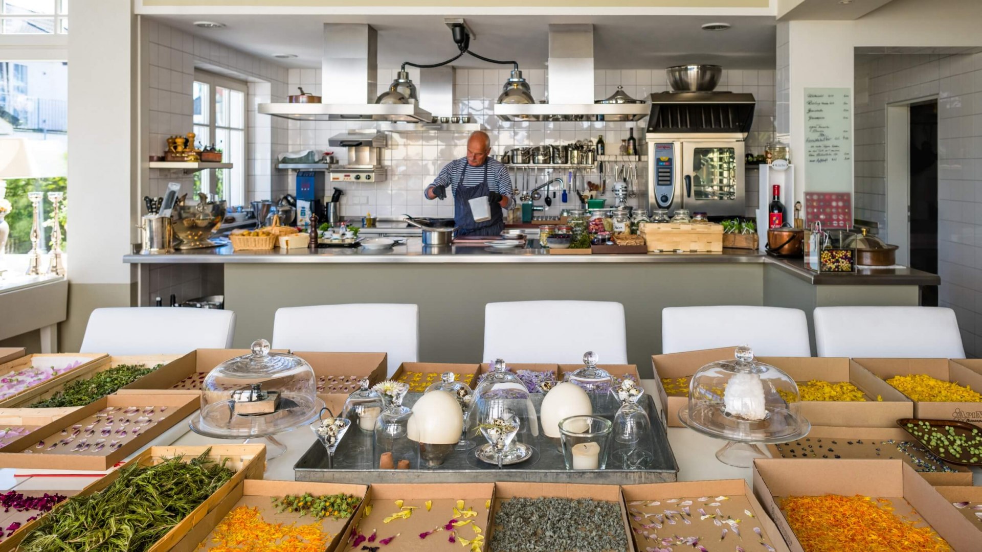 The finest spice blends and vinegars are produced here: Lovingly hand-picked herbs and vegetables at the "Villa mit Sonnenhof" in Göhren on the island of Rügen., © TMV/Tiemann Herbal cuisine in the villa with Sonnenhof in Göhren on Rügen.