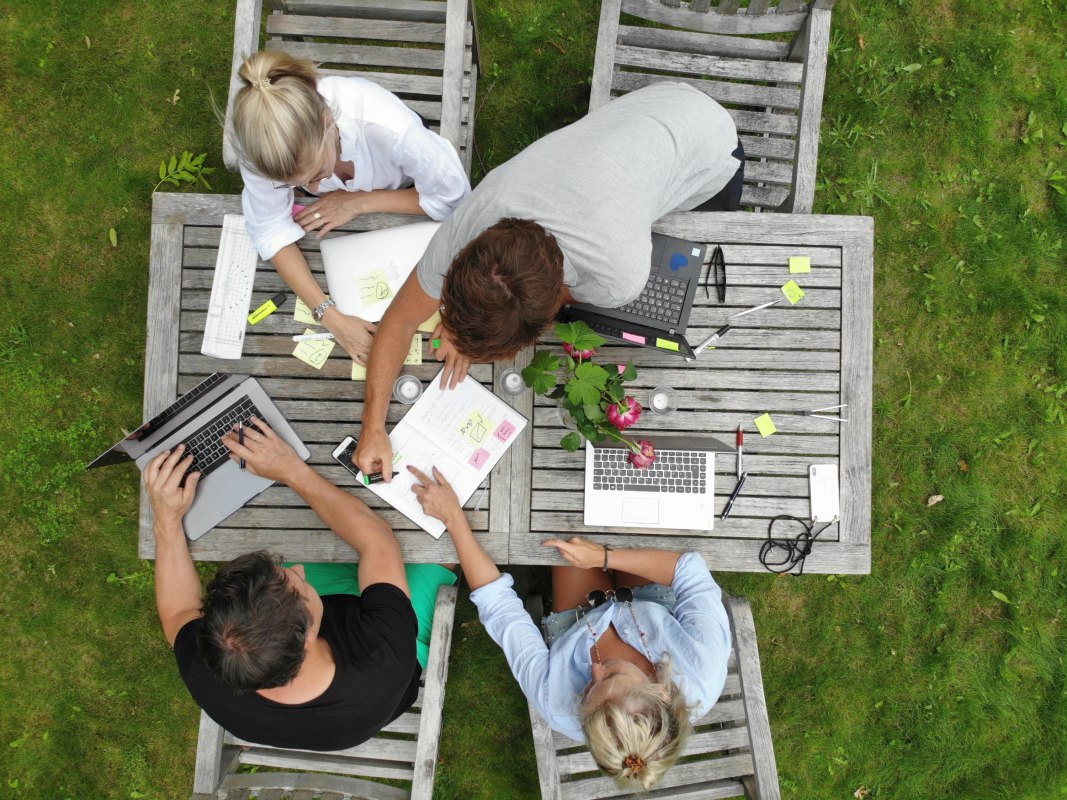Co-working: werken en creatief zijn bij de vijver of in de tuin // © Rittergut Damerow / Lars Schönherr Fotografie Co-working: werken en creatief zijn bij de vijver of in de tuin // © Rittergut Damerow / Lars Schönherr Fotografie