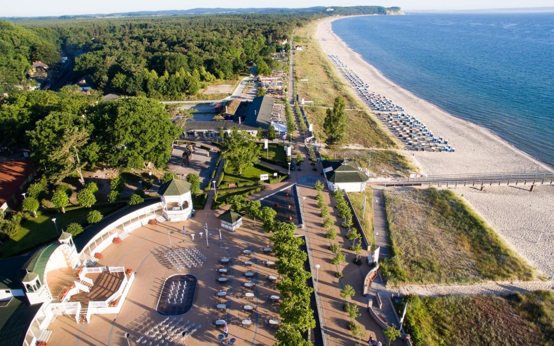 Het kuurplein in de kustplaats aan de Oostzee Göhren met het historische kuurpaviljoen vlak naast het strand, © KVGöhren/Kokenge