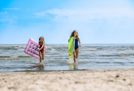 Rodzinne wakacje na wyspie Uznam. Tutejsze plaże są płytkie i piaszczyste. Idealne dla małych syrenek. // &copy; MV-T/Tiemann