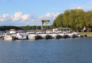 Wynajem łodzi i czarter jachtów Halbeck w Rheinsberg, © Reederei Halbeck