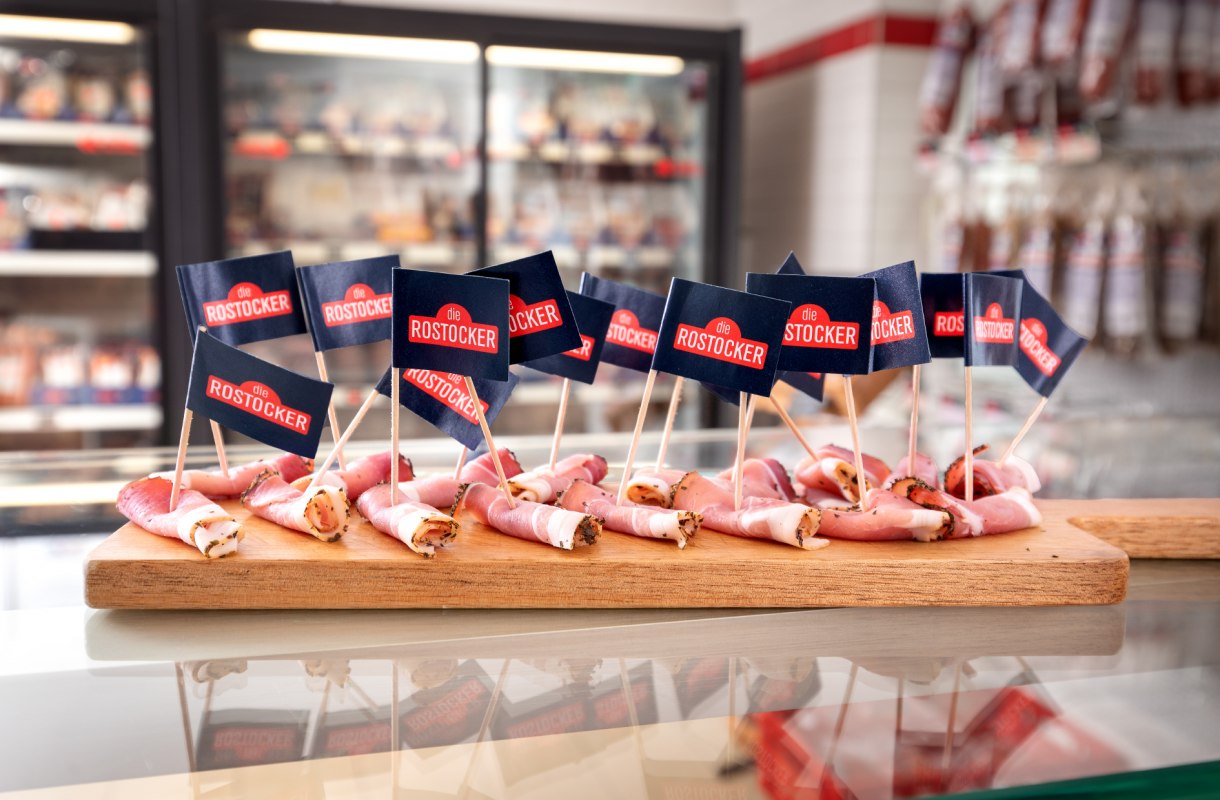 Werksverkauf_(48)_Verkostung Schinken mit F&auml;hnchen, &copy; die ROSTOCKER Wurst- und Schinkenspezialit&auml;ten GmbH