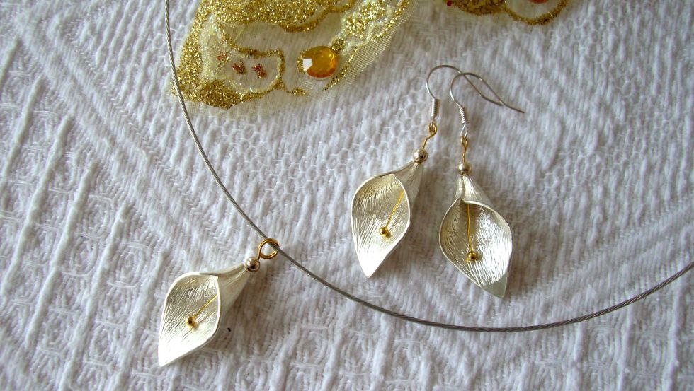 Oorbellen en hanger calla, verzilverd, © Steffi Grützmacher Oorbellen en hanger calla, verzilverd, © Steffi Grützmacher