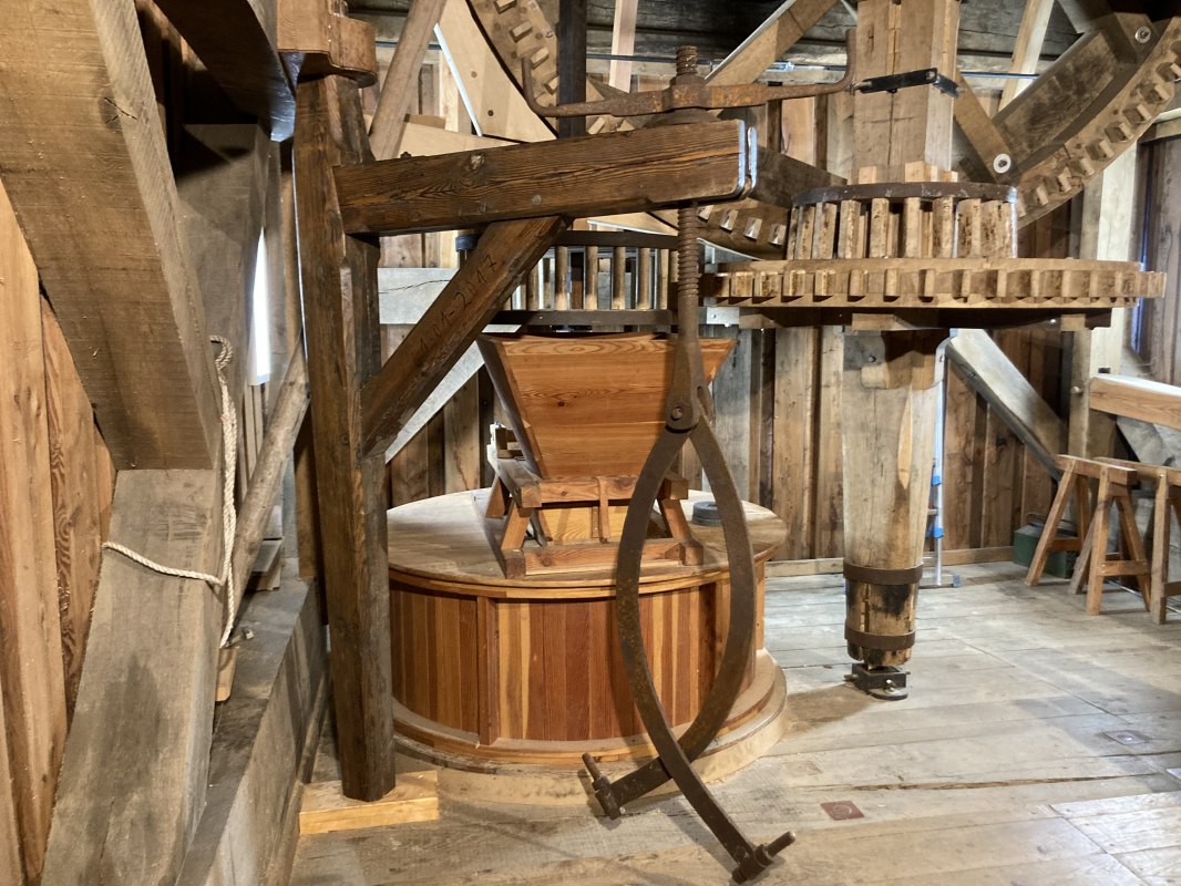 De graanvloer van de Eldena molen toont het maalwerk, de stenen kraan en de koningsas // © Martin Weidemeier De graanvloer van de Eldena molen toont het maalwerk, de stenen kraan en de koningsas // © Martin Weidemeier