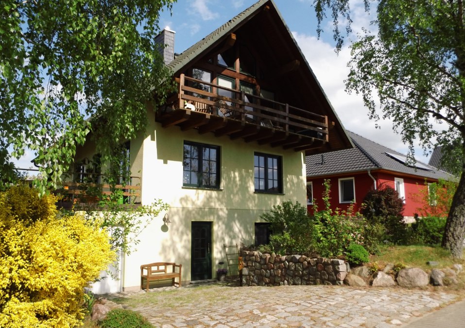 Widok na nasz dom z mieszkaniem wakacyjnym w piwnicy, © Winfried Schneider