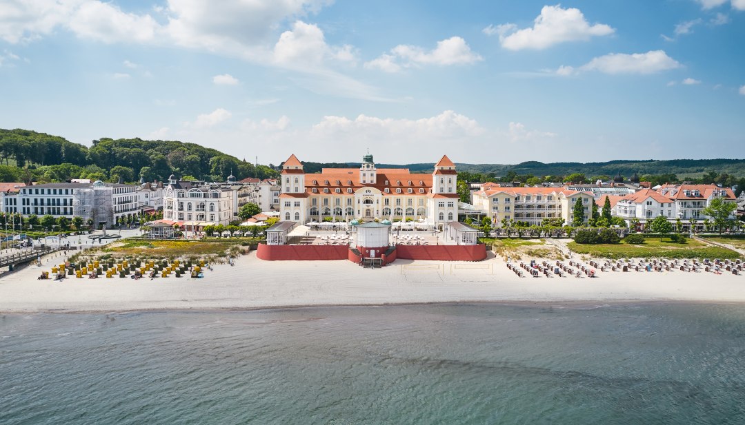 Hotel Kurhaus Binz na Rugii z lotu ptaka z widokiem na plażę od strony morza