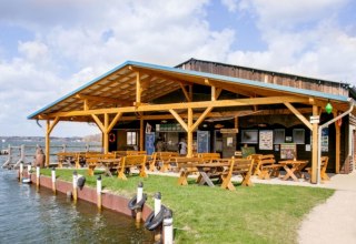 Z hotelu Fischerhof roztacza się widok na Müritz i centrum starego miasta Waren., © Müritzfischer