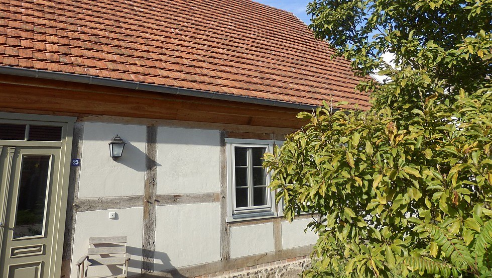 Front ulicy z odrestaurowanym układem okien i starymi dachówkami, © Anne Lierow