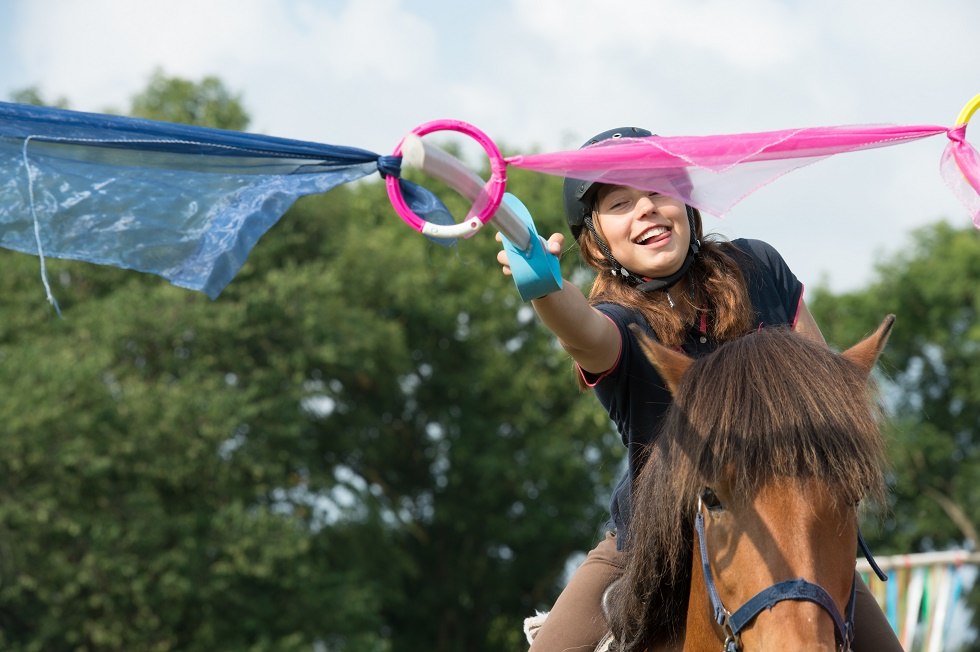 Paardrijden en Merr: spelen met en op het paard bevordert de behendigheid, is leuk en zorgt voor een goed humeur. // © MV-T/Hafemann Paardrijden en Merr: spelen met en op het paard bevordert de behendigheid, is leuk en zorgt voor een goed humeur. // © MV-T/Hafemann