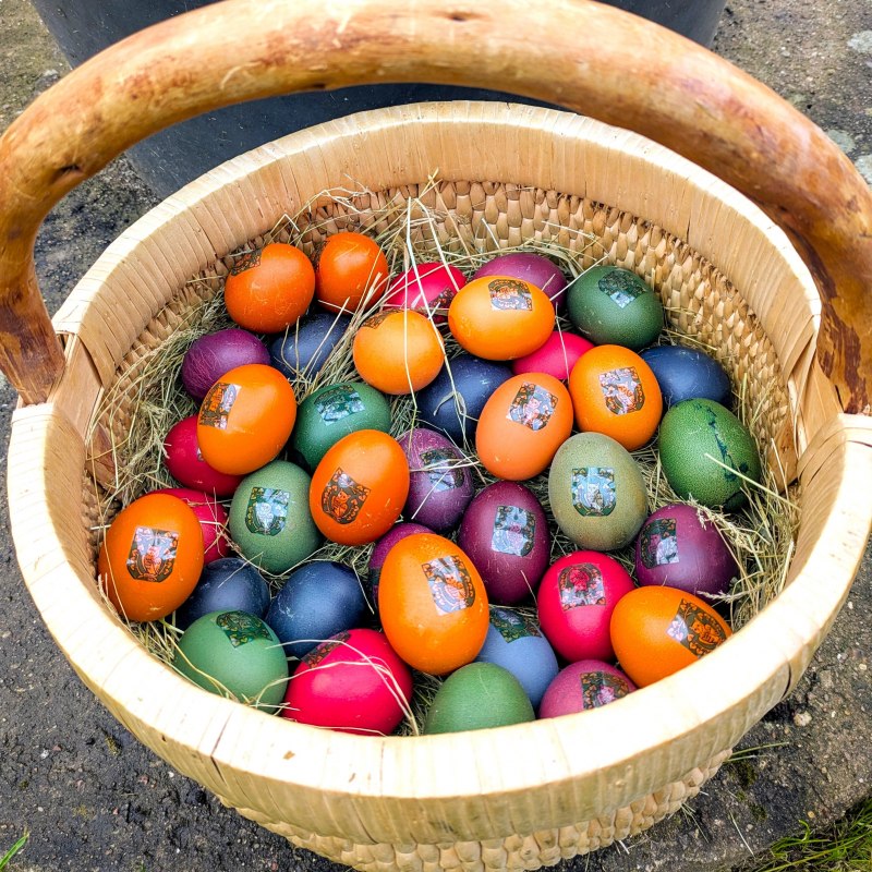Colorful Easter eggs with city coat of arms // &copy; Sabine St&ouml;ckmann