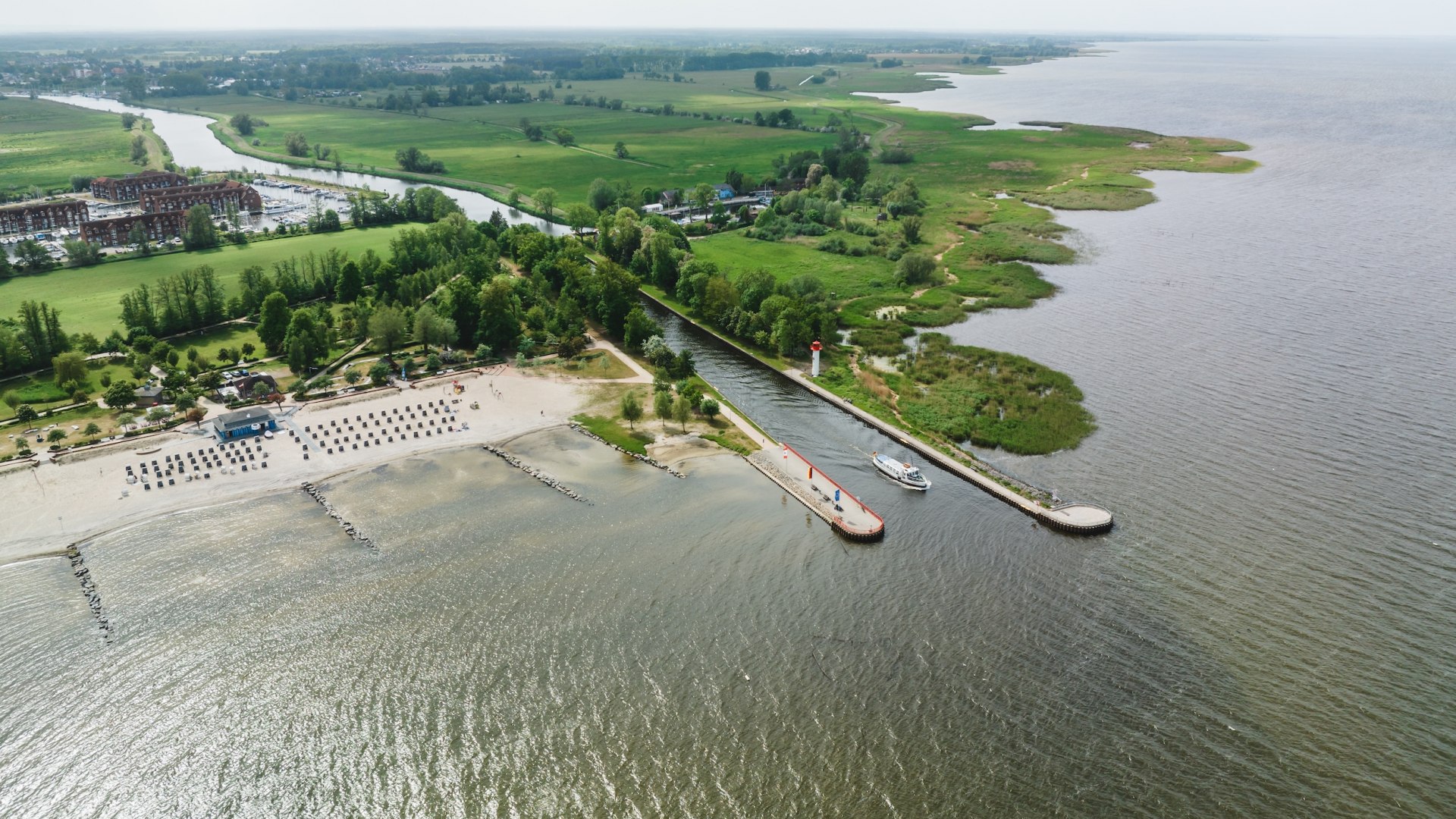 From Ueckerm&uuml;nde, the bicycle ferry crosses the Szczecin Lagoon to Usedom. Beautiful views for the two friends included., &copy; TMV/Gross
