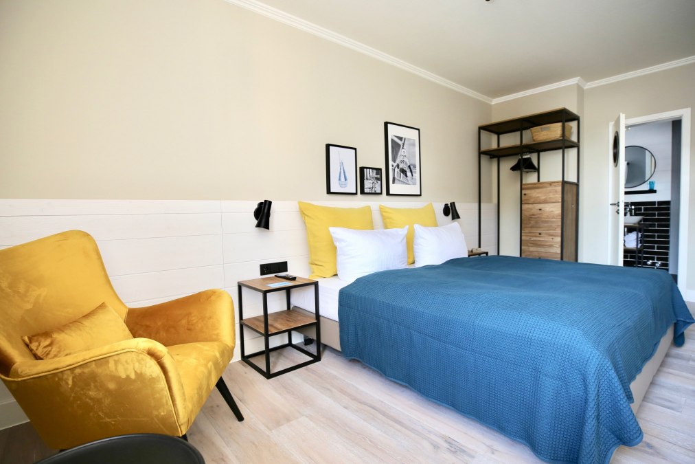 Voorbeeld van kajuit & slaapplaats - houten & stalen meubilair met een retro-uitstraling en comfortabele zitplaatsen, © Henry Böhm Voorbeeld van kajuit & slaapplaats - houten & stalen meubilair met een retro-uitstraling en comfortabele zitplaatsen, © Henry Böhm