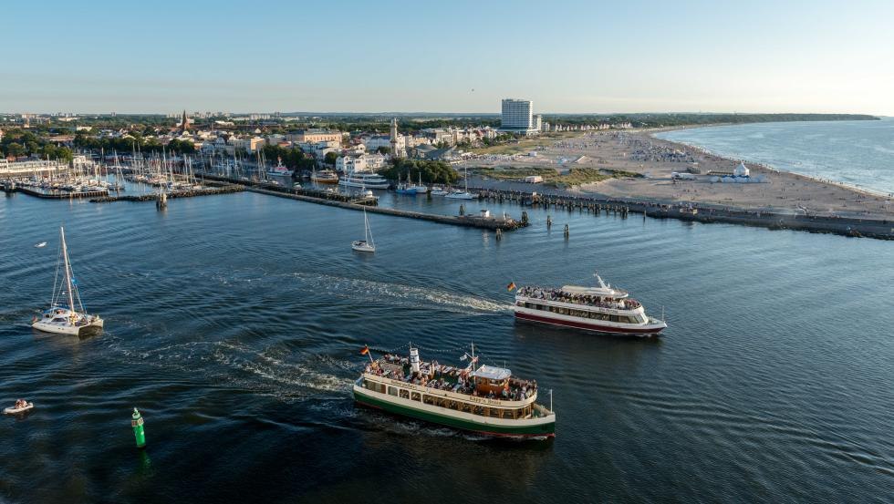 Morze Bałtyckie u wybrzeży Warnem&uuml;nde z widokiem na plażę i hotel NEPTUN // &copy; Hotel NEPTUN