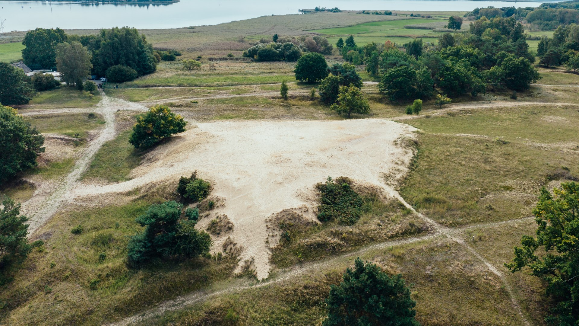 Wydmowy widok na Zalew Szczeciński z lotu ptaka // Widok z wydmy na Zalew Szczeciński // © MV-T/Gänsicke Wydmowy widok na Zalew Szczeciński z lotu ptaka