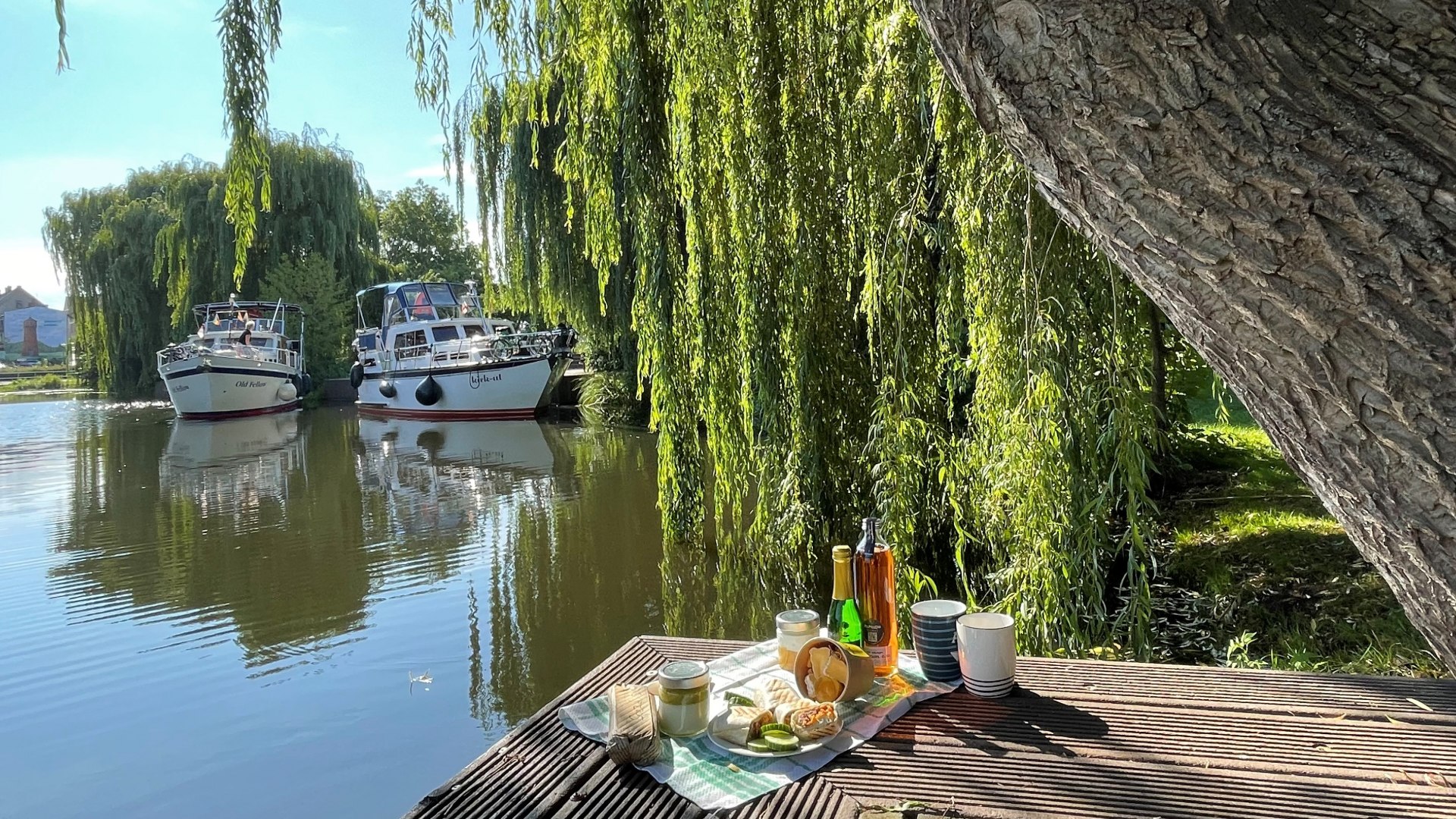 The Papillon Bistro in Parchim delivers treats directly to the Elde River. // &copy; Stadt Parchim