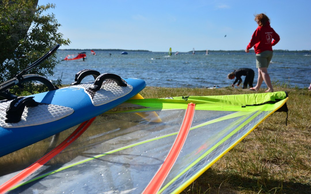 Surfplank op het strand, © Jennifer Neumann