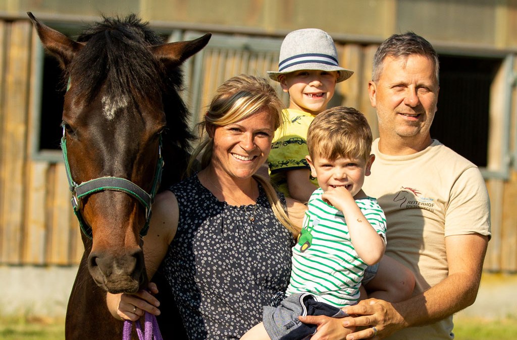Wij zijn de familie Süß en met de Reiterhof Boltenhagen vervullen we onze levenslange droom. De kustplaats aan de Oostzee Boltenhagen heeft ons betoverd met zijn flair en natuurlijke schoonheid en we willen dit enthousiasme delen met onze klanten., © Fotografie Ulrike Pawandenat