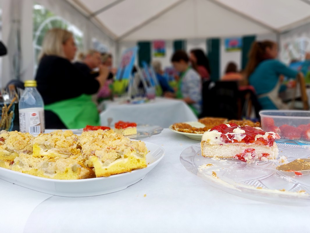 Dostępne są r&oacute;wnież pyszne domowe ciasta! // &copy; Kulturhof Letschow e.V.