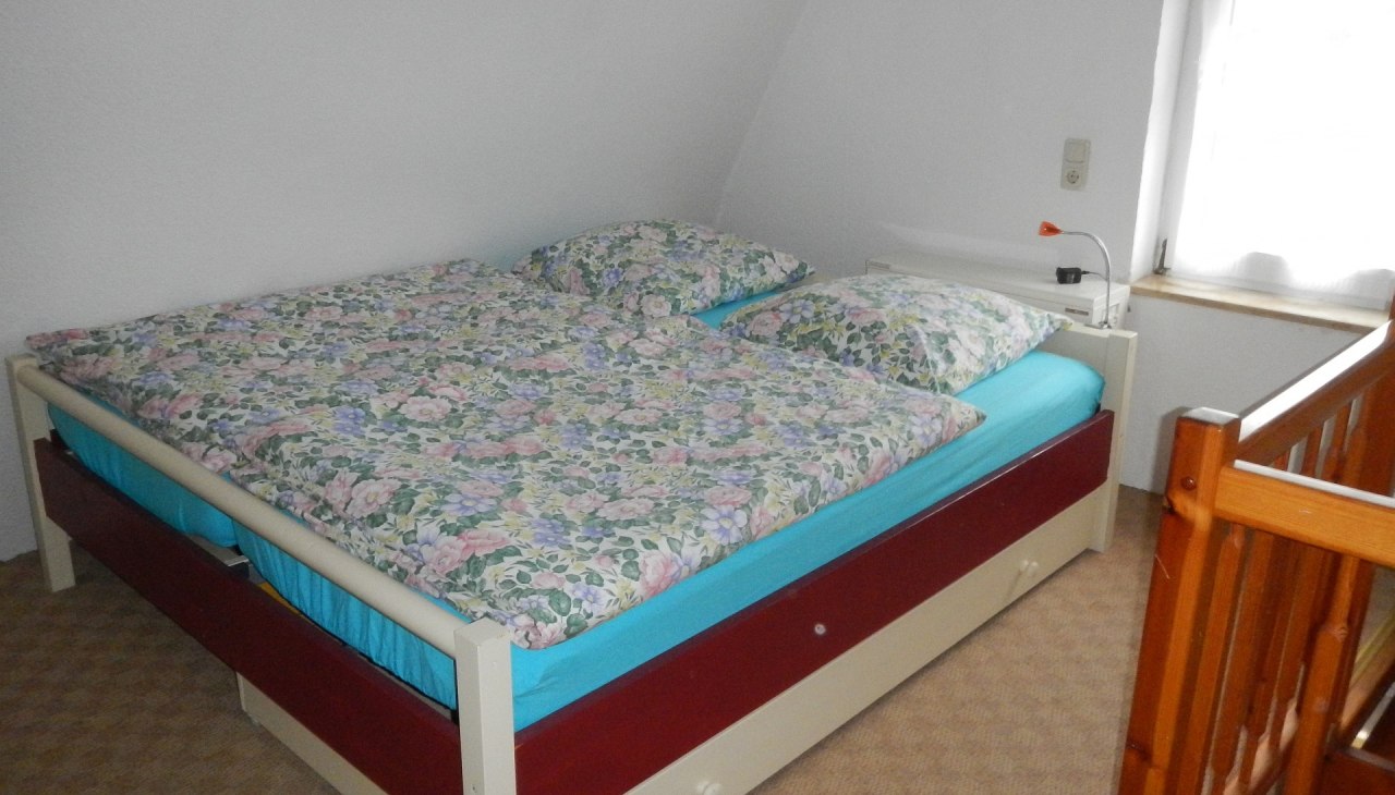 Het comfortabele tweepersoonsbed nodigt uit tot dromen. Beddengoed en handdoeken zijn natuurlijk aanwezig., © Roland Kitzmann