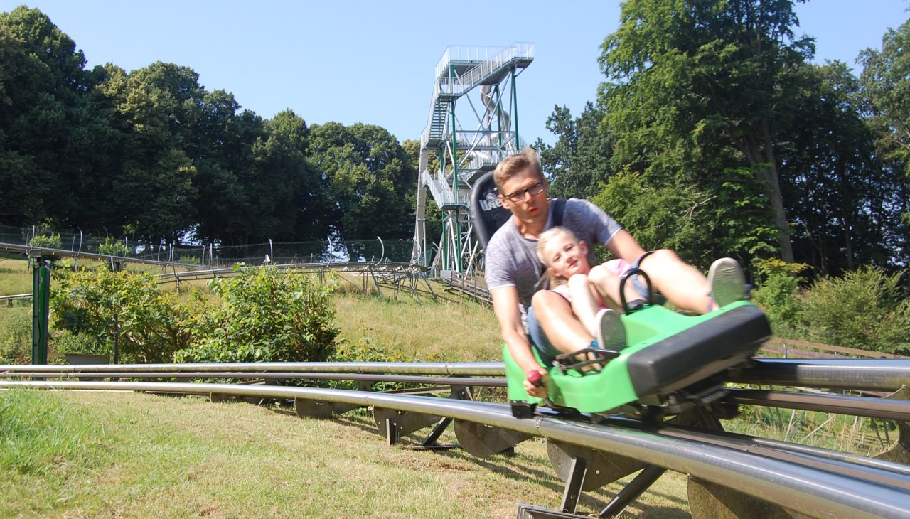 Tor saneczkowy na wyspie z wieżą zjeżdżalni, &copy; Paul Dehn